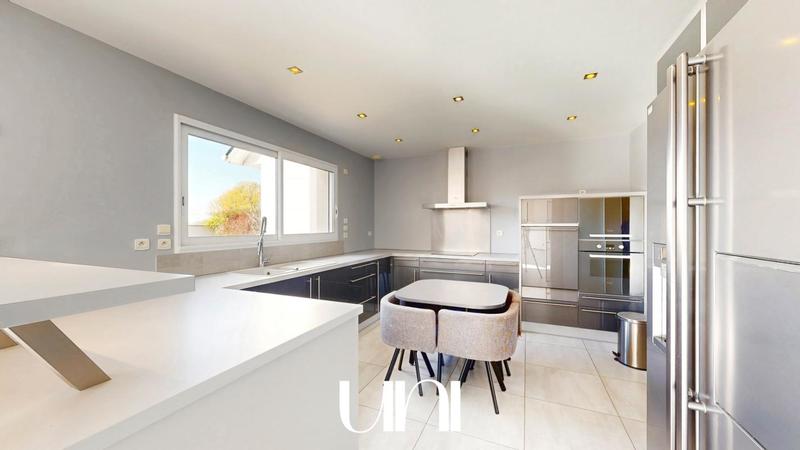 Maison - 235 m² - 8 pièces