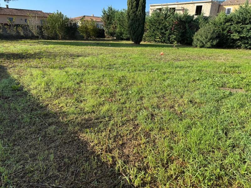 Terrain constructible - 1 200 m²