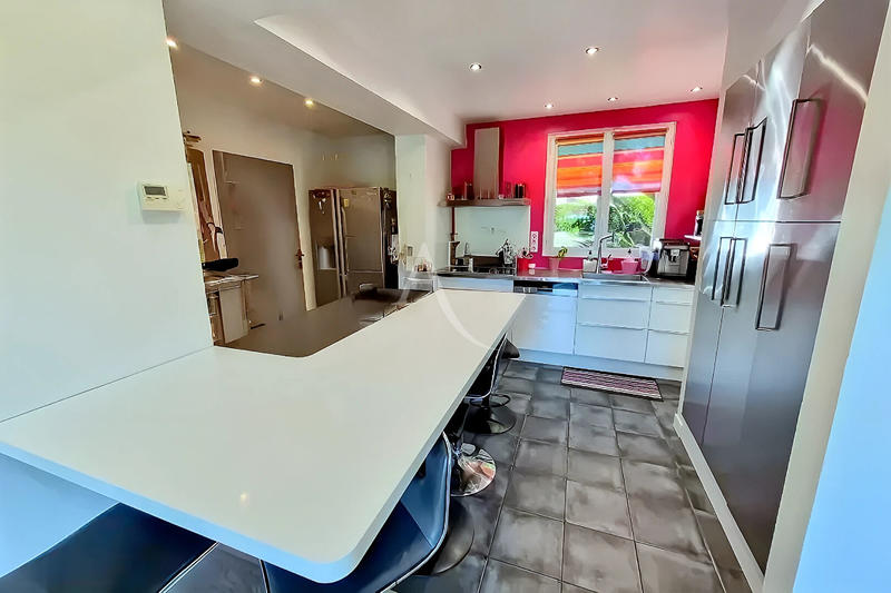 Maison - 214 m² - 9 pièces