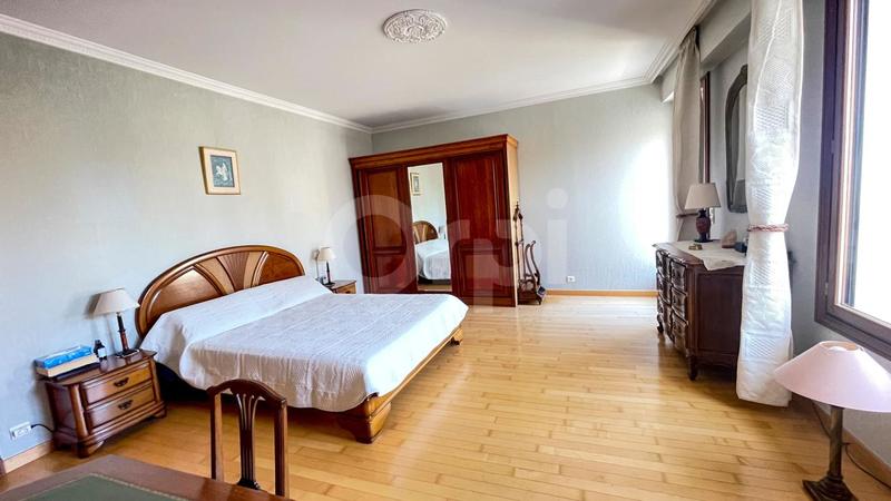 Maison en pierre - 323 m² - 10 pièces