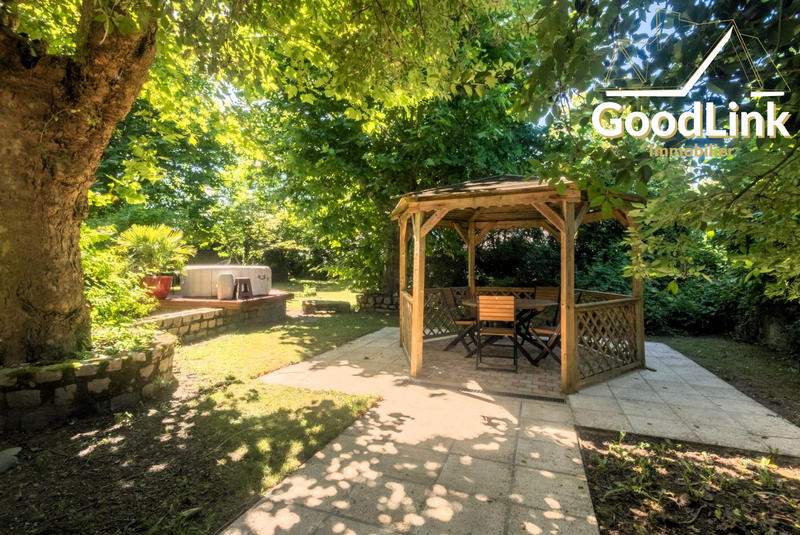 Maison - 235 m² - 7 pièces