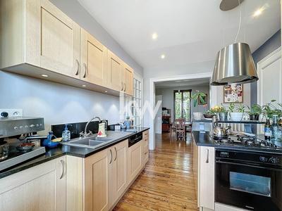 Maison - 250 m² - 10 pièces