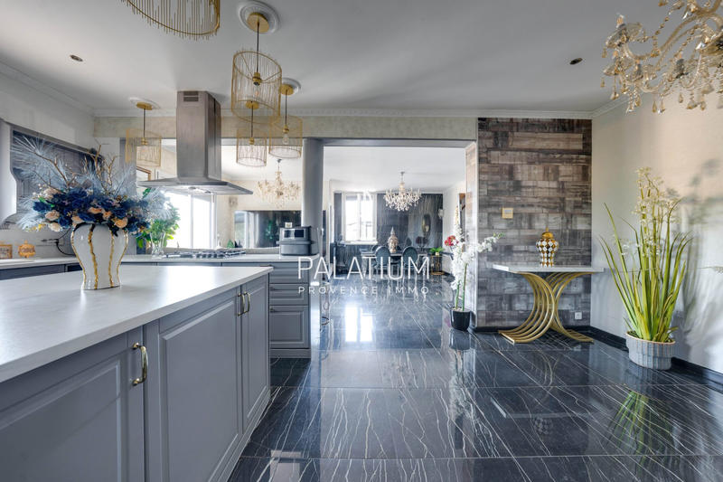 Maison - 221 m² - 5 pièces