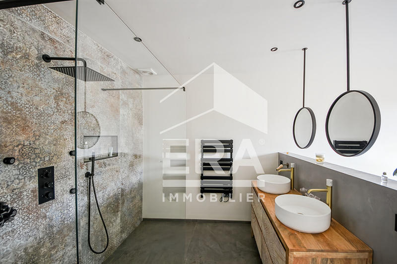 Maison - 240 m² - 9 pièces