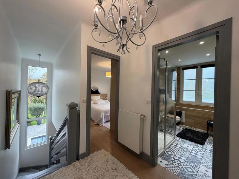 Maison - 230 m² - 8 pièces