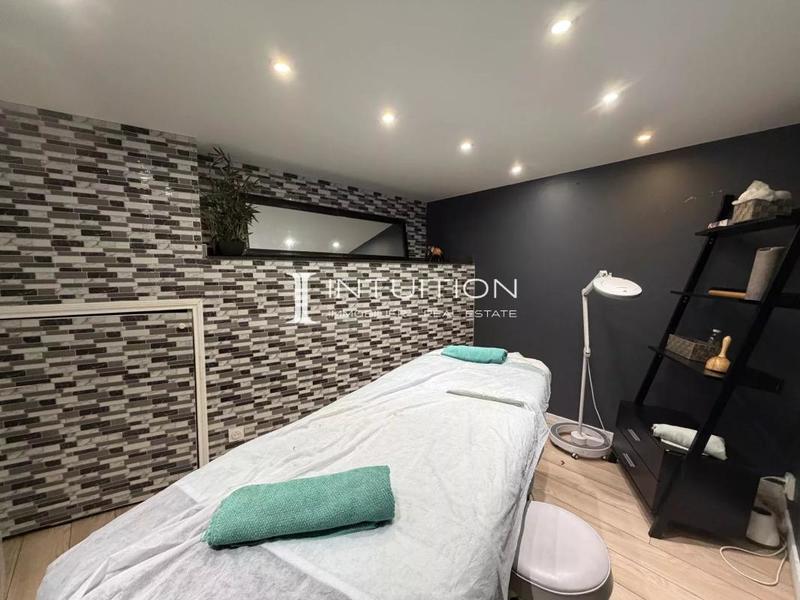 Local commercial - 82 m² - 8 pièces