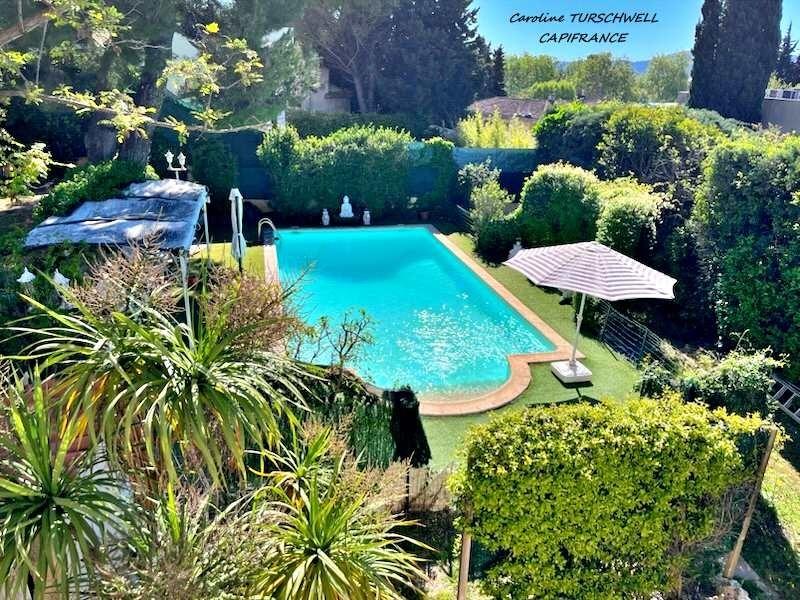 Maison - 273 m² - 9 pièces