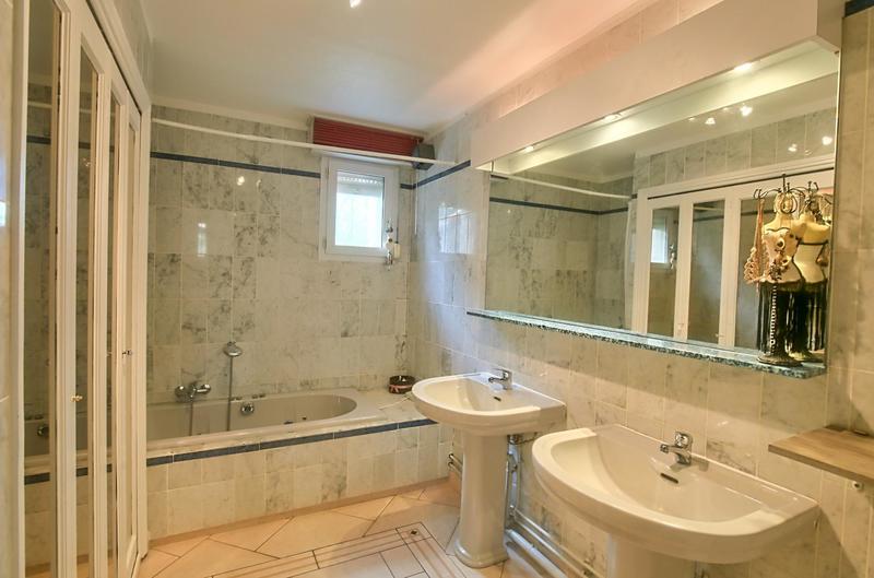 Maison - 226 m² - 9 pièces