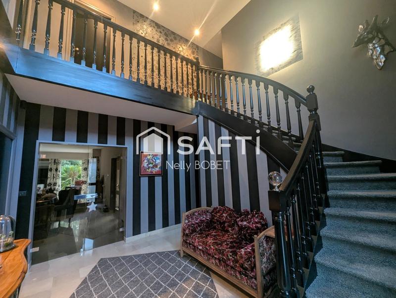 Maison - 241 m² - 8 pièces