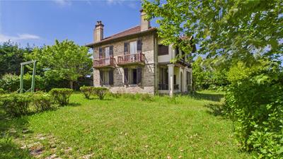 Propriété - 225 m² - 8 pièces