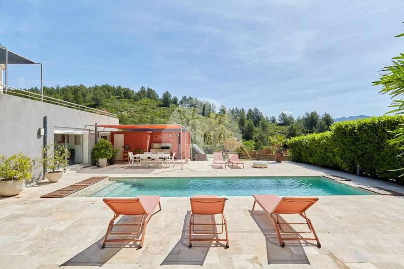 Maison - 350 m² - 6 pièces