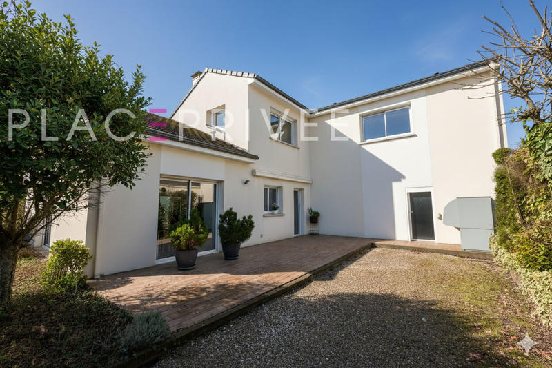 Maison - 225 m² - 7 pièces