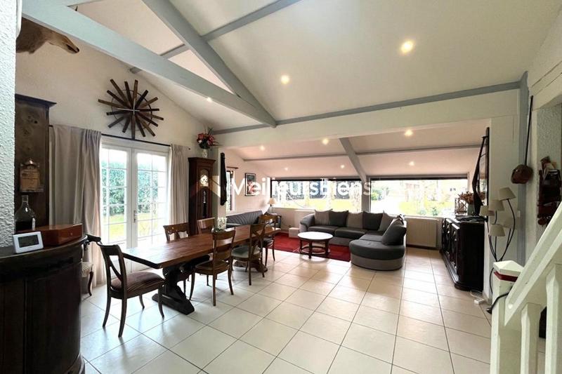 Maison - 230 m² - 8 pièces