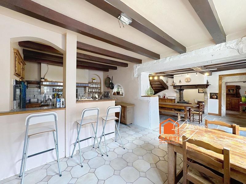 Maison - 288 m² - 8 pièces