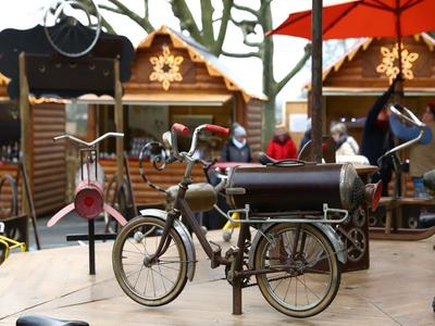 Les saltimbrés et le manège à vélo au village de Noël