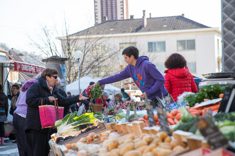 Marché hebdomadaire textile et alimentaire