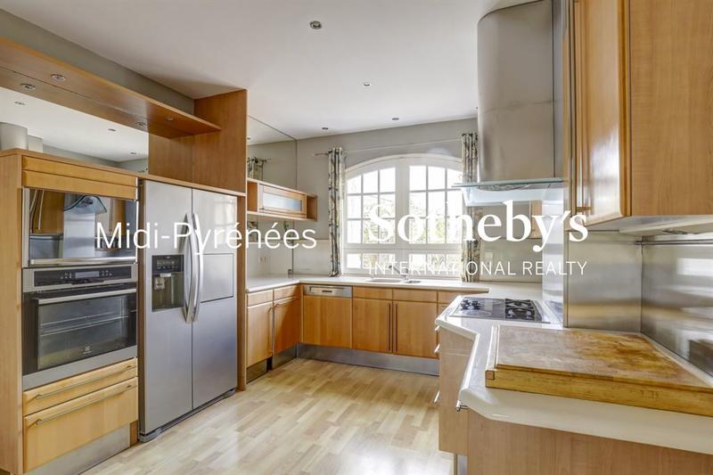 Maison - 270 m² - 10 pièces