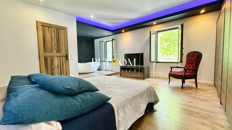 Maison - 240 m² - 7 pièces