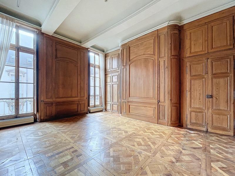 Appartement ancien - 250 m² - 7 pièces