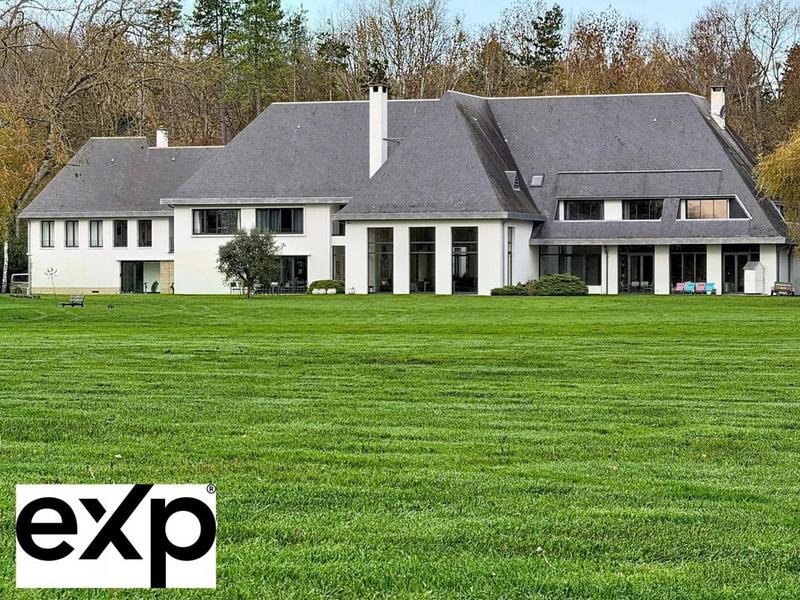 Propriété - 1 032 m² - 18 pièces