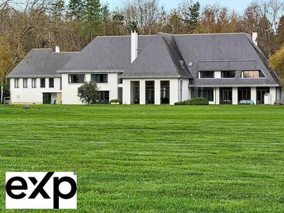 Propriété - 1 032 m² - 18 pièces