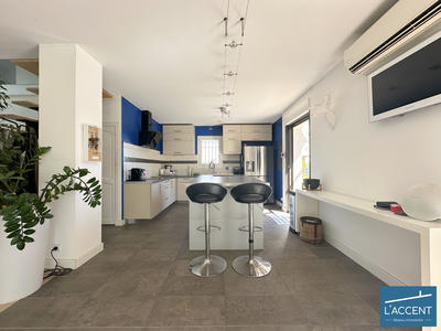 Maison - 370 m² - 7 pièces