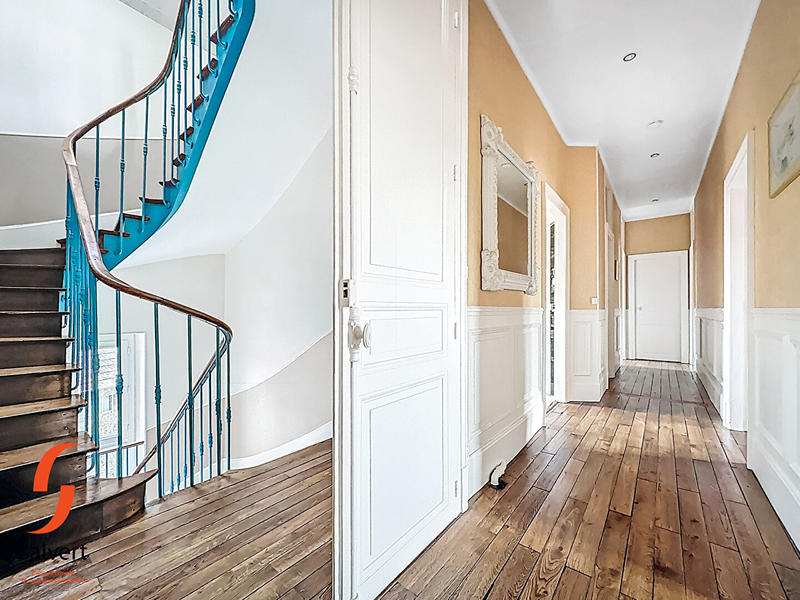 Maison - 255 m² - 9 pièces