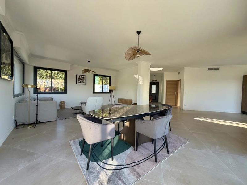 Maison - 212 m² - 7 pièces