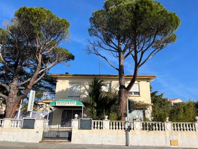 Maison - 200 m² - 4 pièces