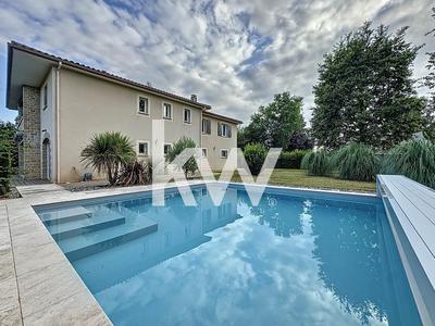 Maison - 220 m² - 8 pièces