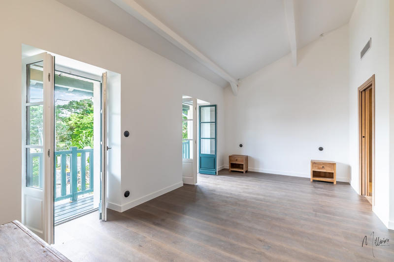 Maison - 240 m² - 8 pièces