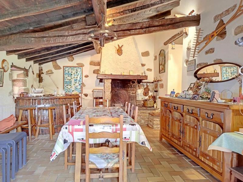 Maison - 222 m² - 8 pièces