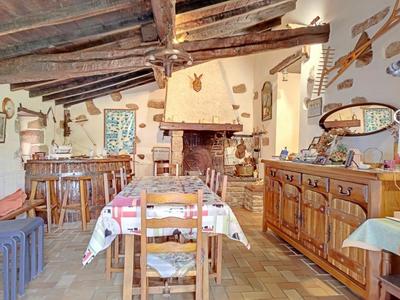 Maison - 222 m² - 8 pièces