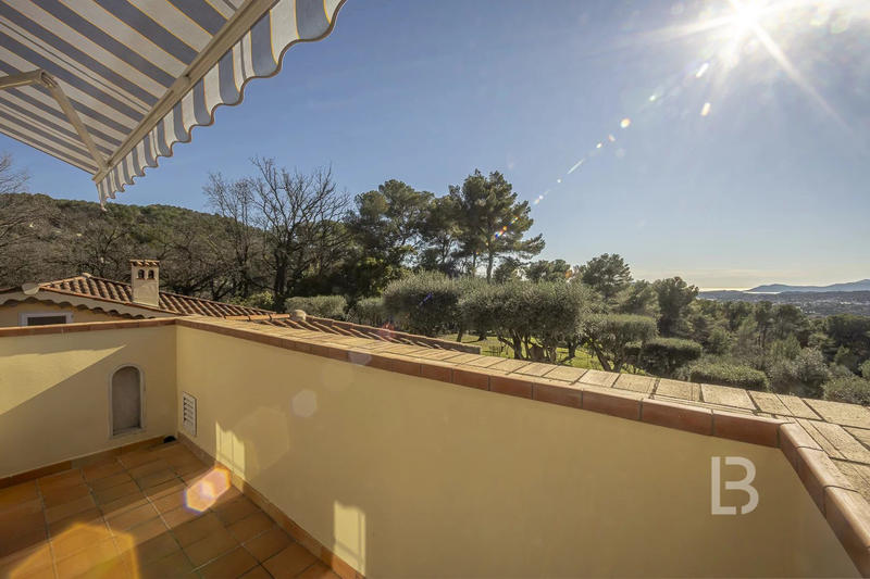 Maison - 390 m² - 12 pièces