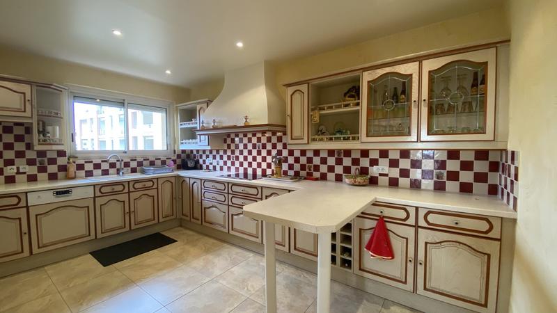 Villa - 243 m² - 9 pièces