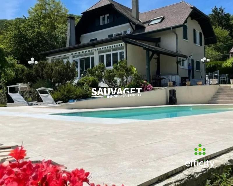 Maison - 275 m² - 9 pièces