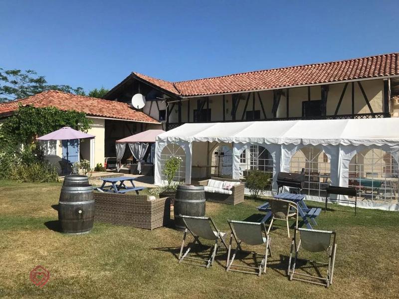 Propriété - 460 m² - 22 pièces