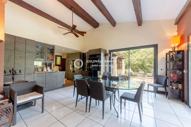 Villa - 250 m² - 6 pièces