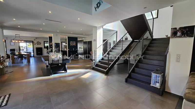 Villa - 353 m² - 6 pièces