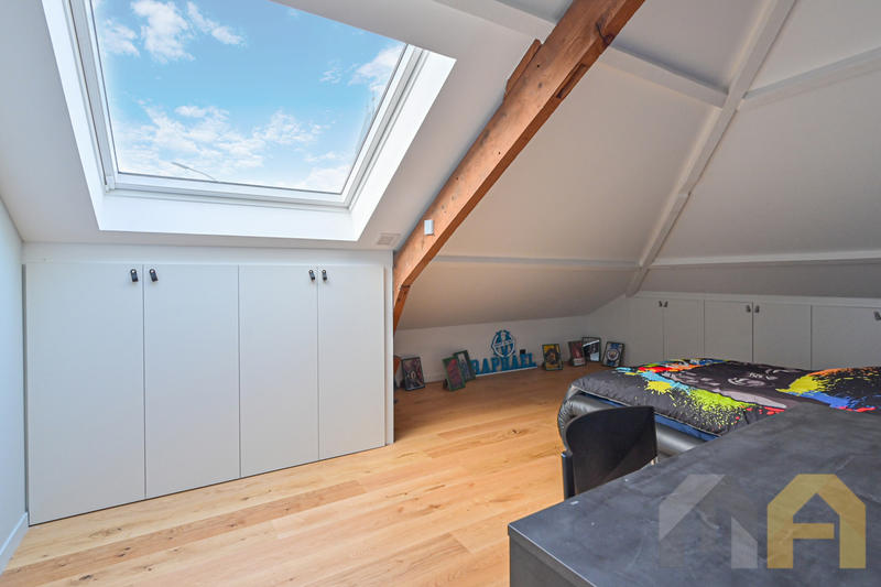 Maison - 280 m² - 8 pièces