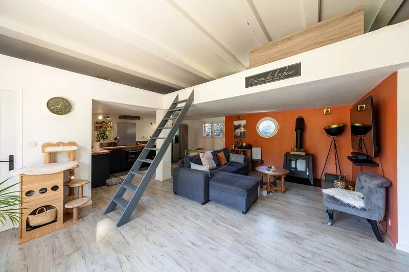 Maison - 256 m² - 8 pièces