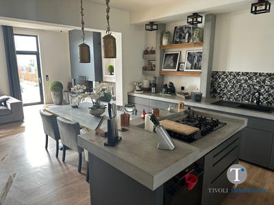 Maison traditionnelle - 267 m² - 9 pièces