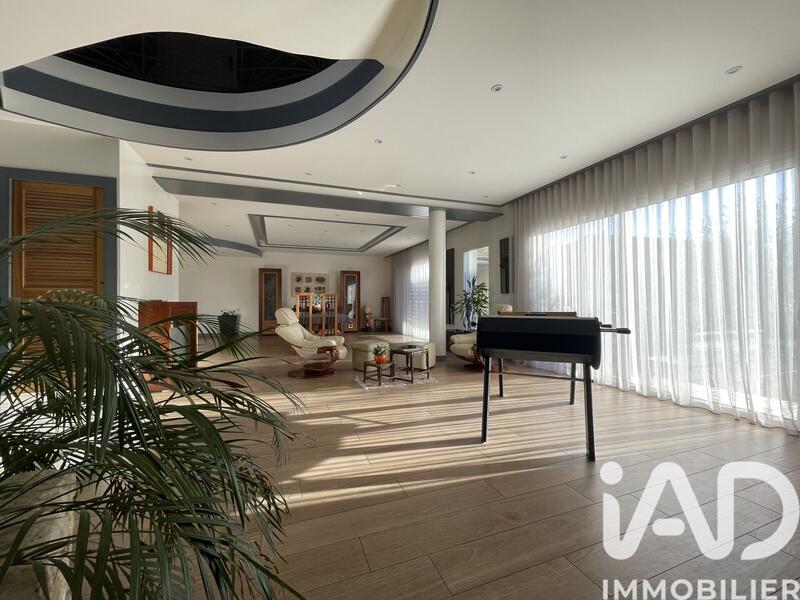 Maison - 237 m² - 10 pièces