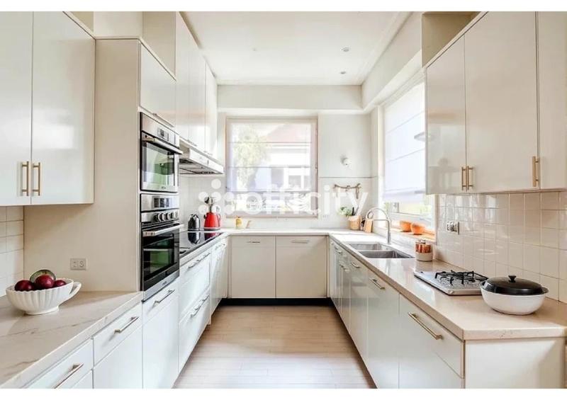 Maison - 288 m² - 9 pièces