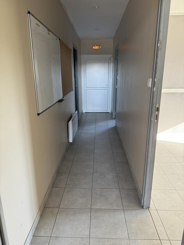 Local d'activités - 261 m²