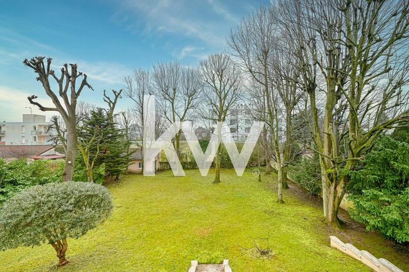 Maison - 230 m² - 8 pièces