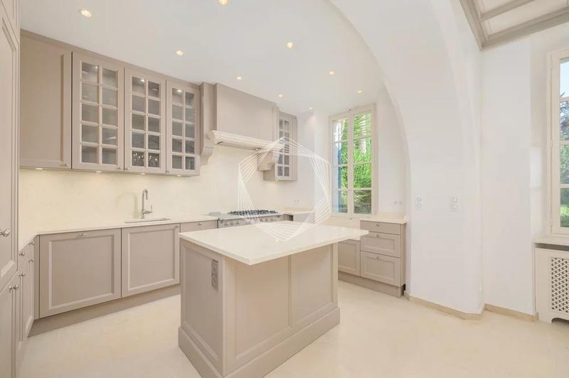 Appartement - 259 m² - 9 pièces