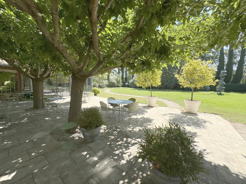 Propriété - 1 300 m² - 15 pièces