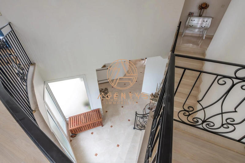 Maison - 205 m² - 8 pièces
