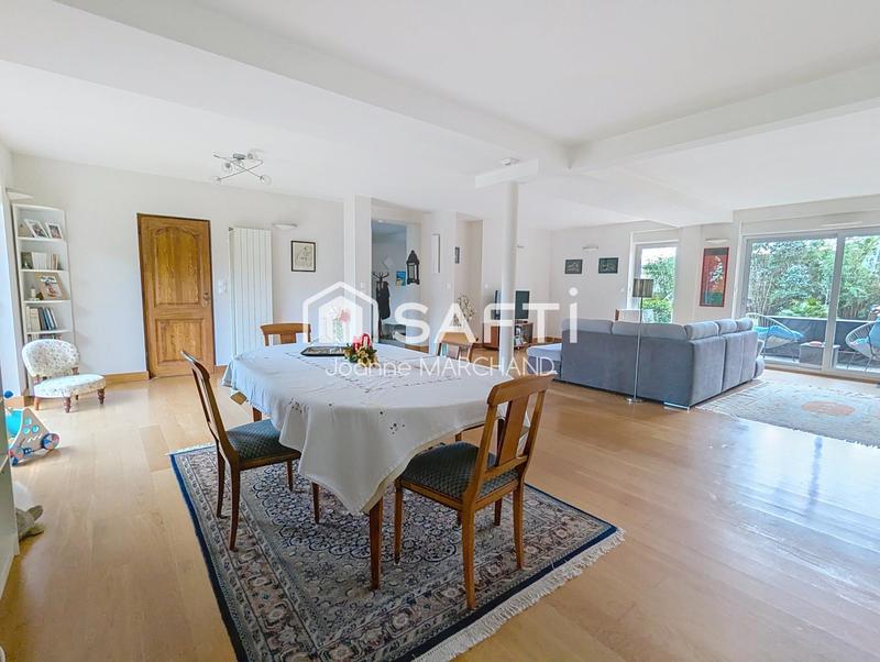 Maison - 230 m² - 7 pièces